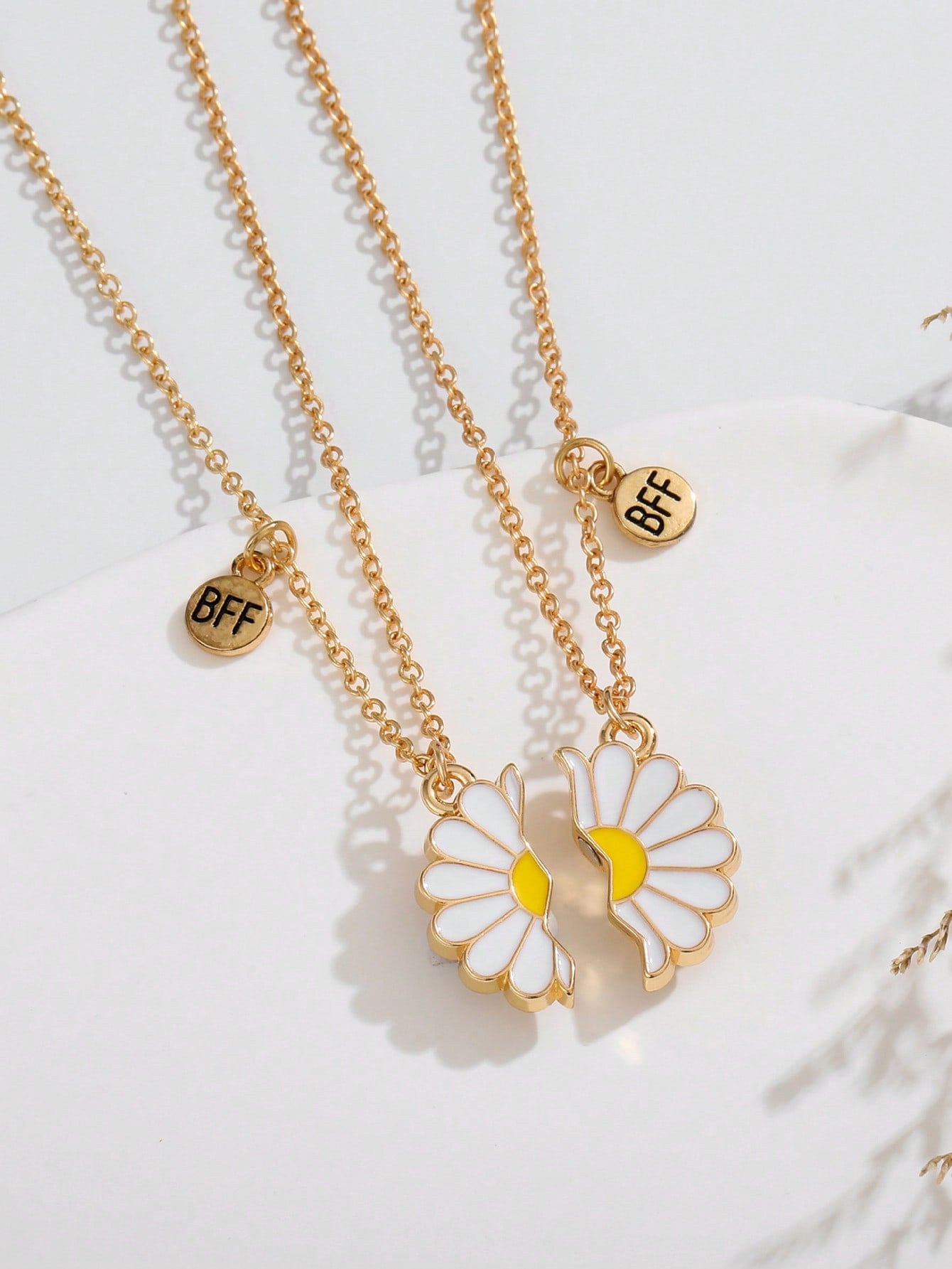 2pcs Daisy BFF Magnetic Necklace Set