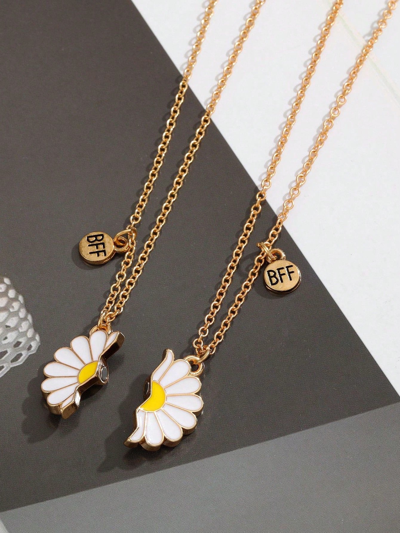 2pcs Daisy BFF Magnetic Necklace Set
