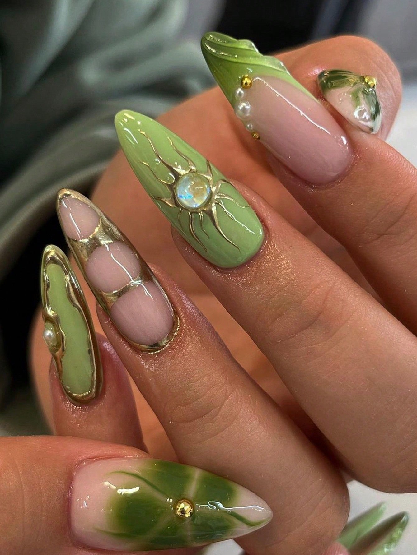 Y2K Gold Flower & Cat-Eye Almond Press-On Nails ( 10pcs )