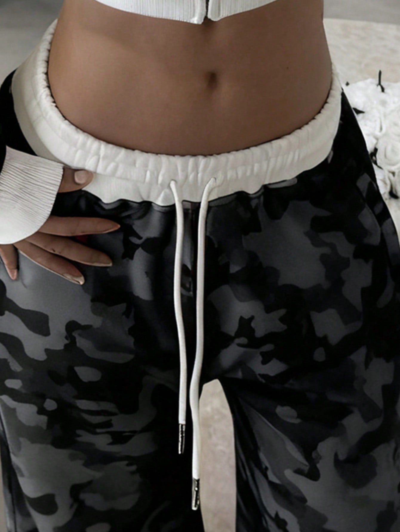 Women's Camouflage Zip Front Hoodie and Pants 2-Piece Set