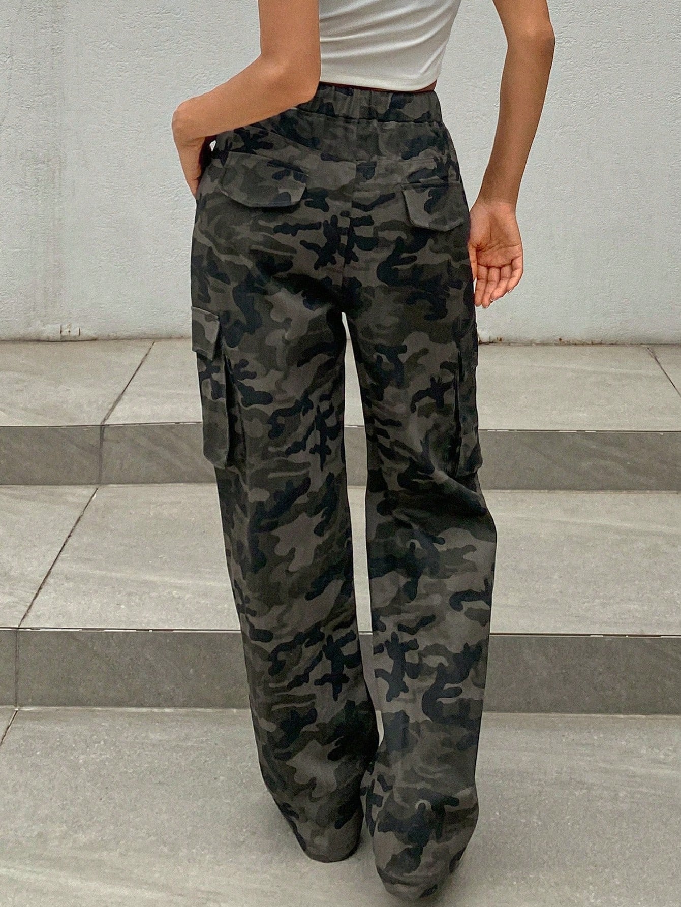 Women’s Camouflage Pants with Stylish Pocket Design – Modern Streetwear with Effortless Utility