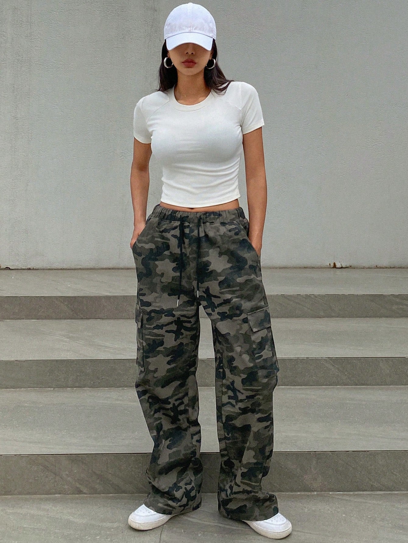 Women’s Camouflage Pants with Stylish Pocket Design – Modern Streetwear with Effortless Utility