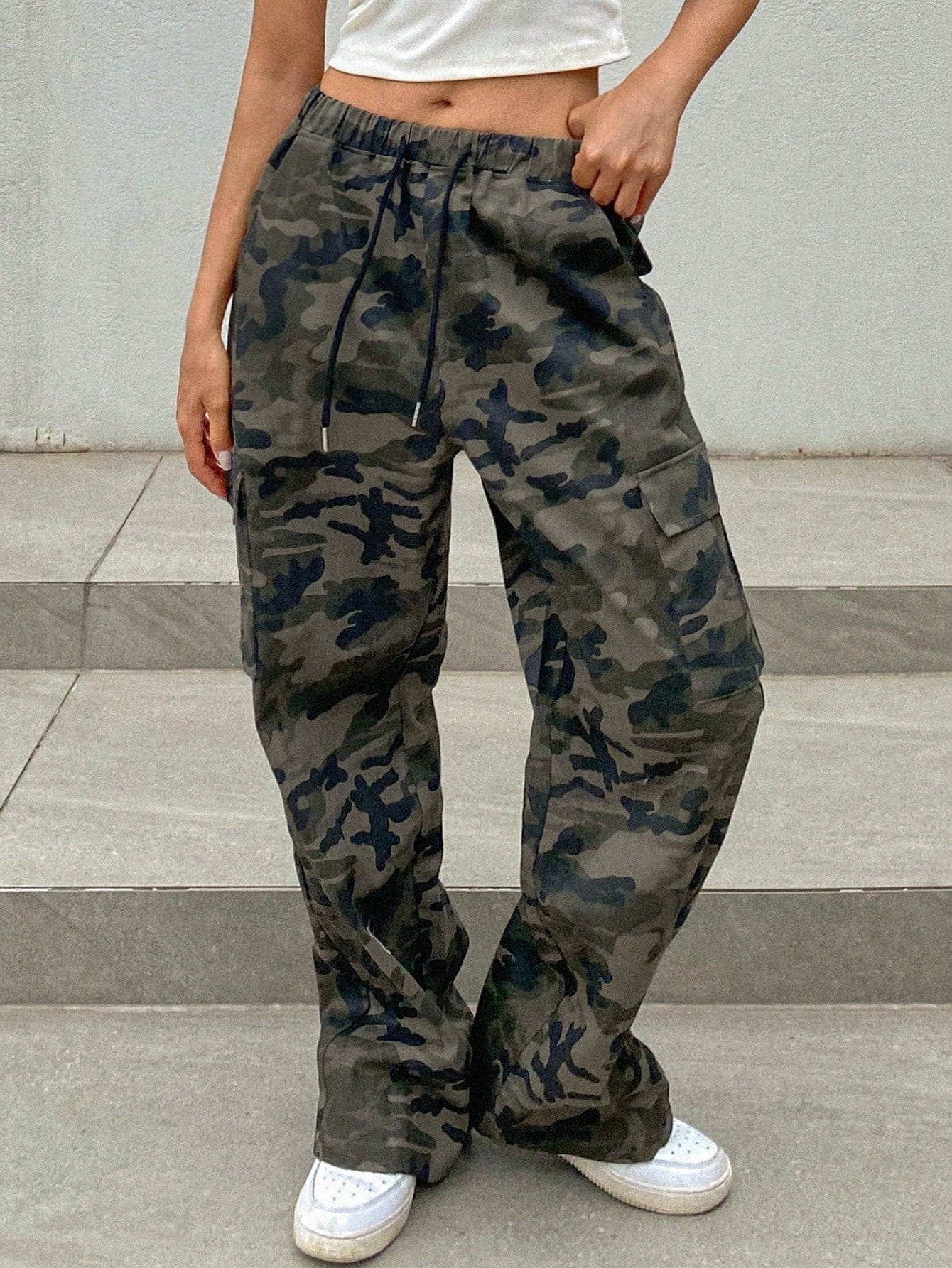 Women’s Camouflage Pants with Stylish Pocket Design – Modern Streetwear with Effortless Utility