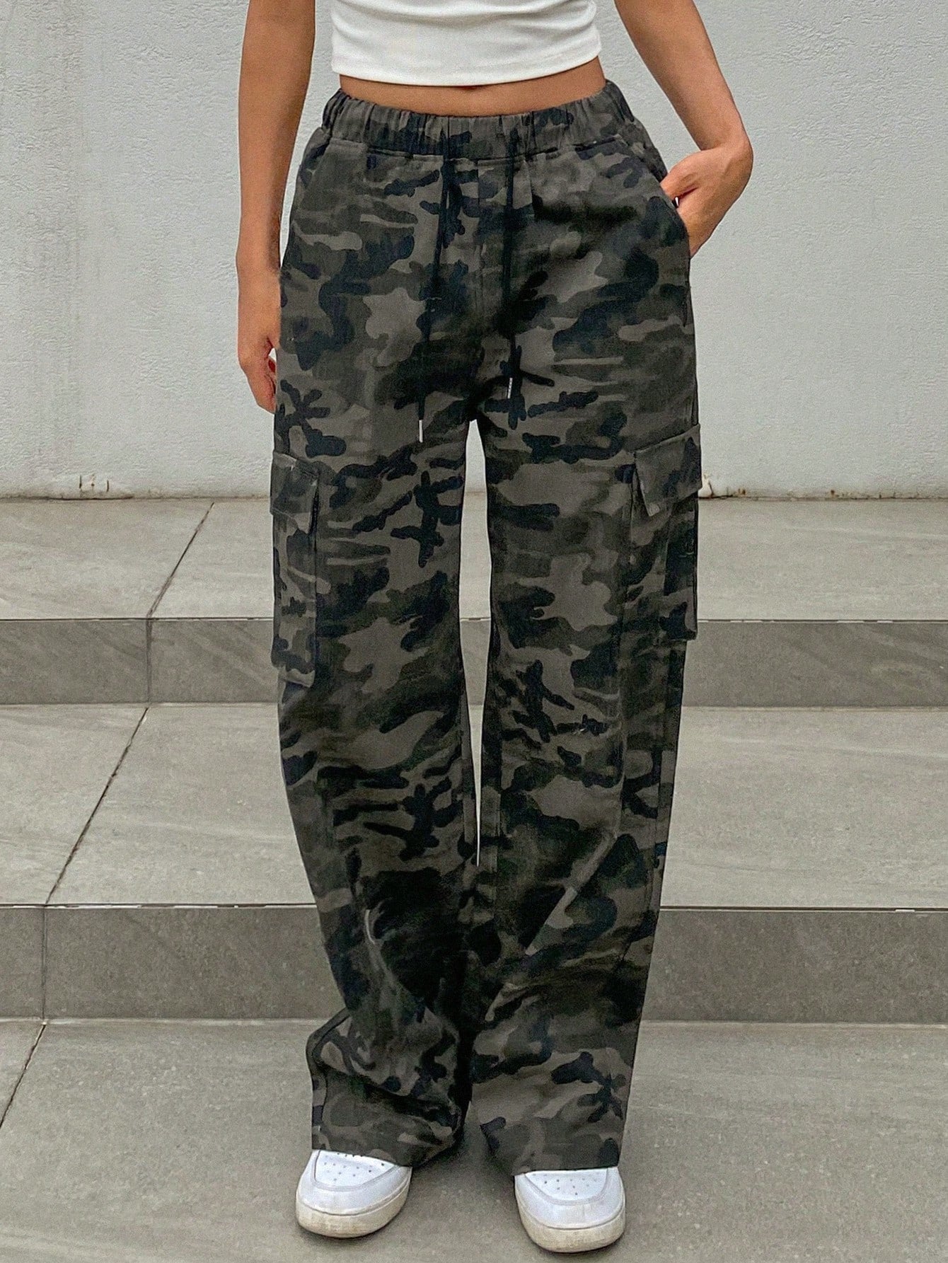 Women’s Camouflage Pants with Stylish Pocket Design – Modern Streetwear with Effortless Utility