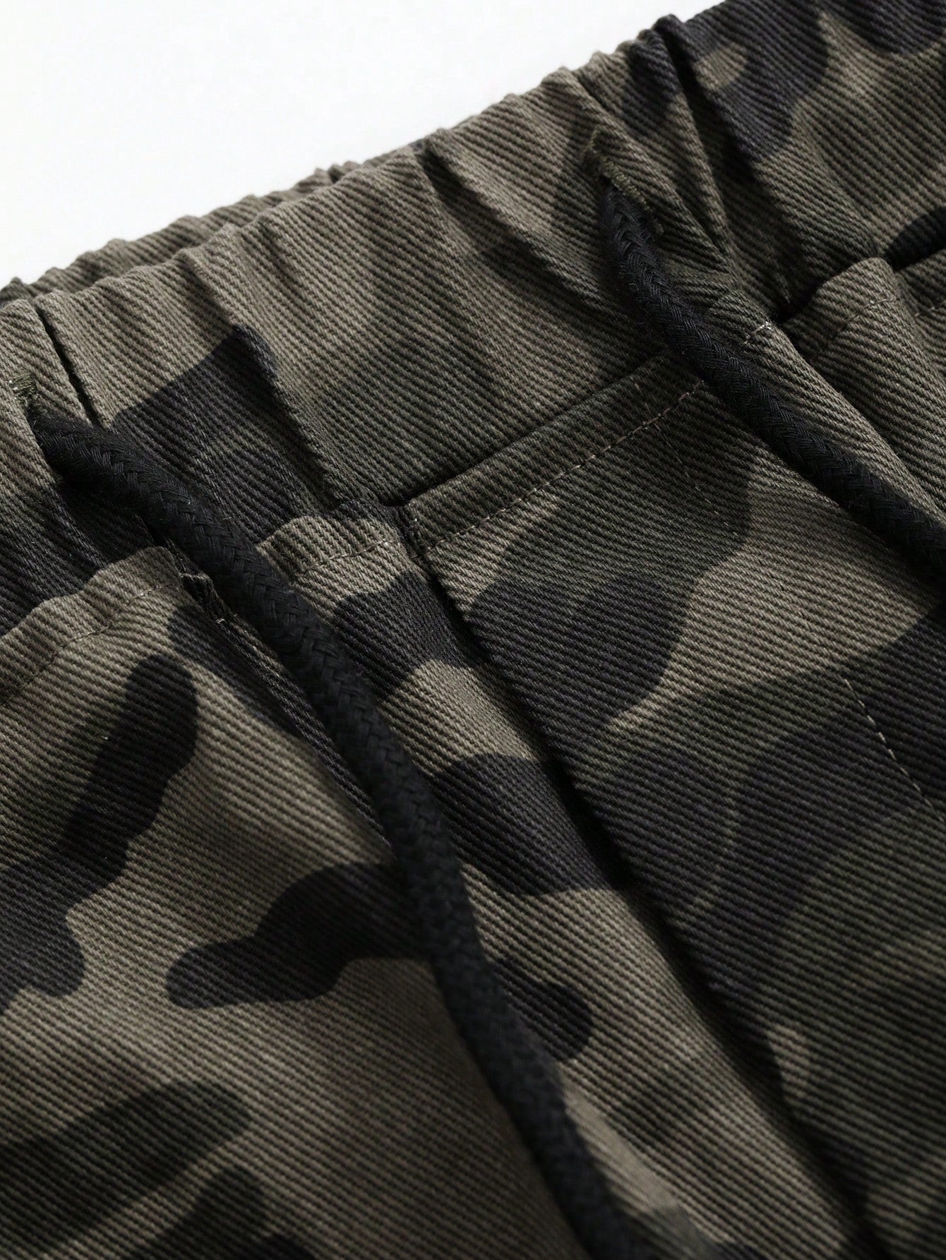 Women’s Camouflage Pants with Stylish Pocket Design – Modern Streetwear with Effortless Utility