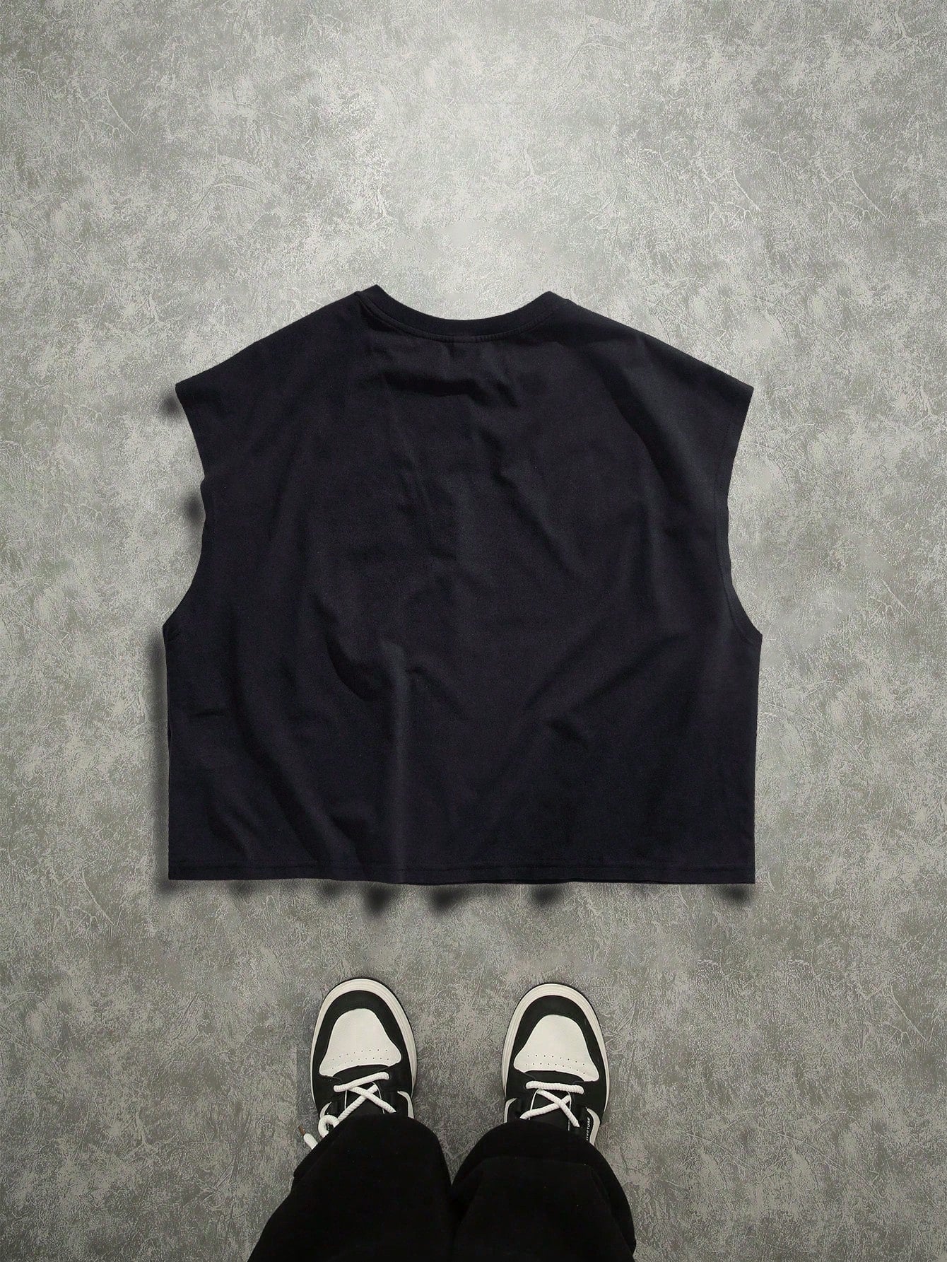 Manfinity Roghcode Graphic Sleeveless Crop Top