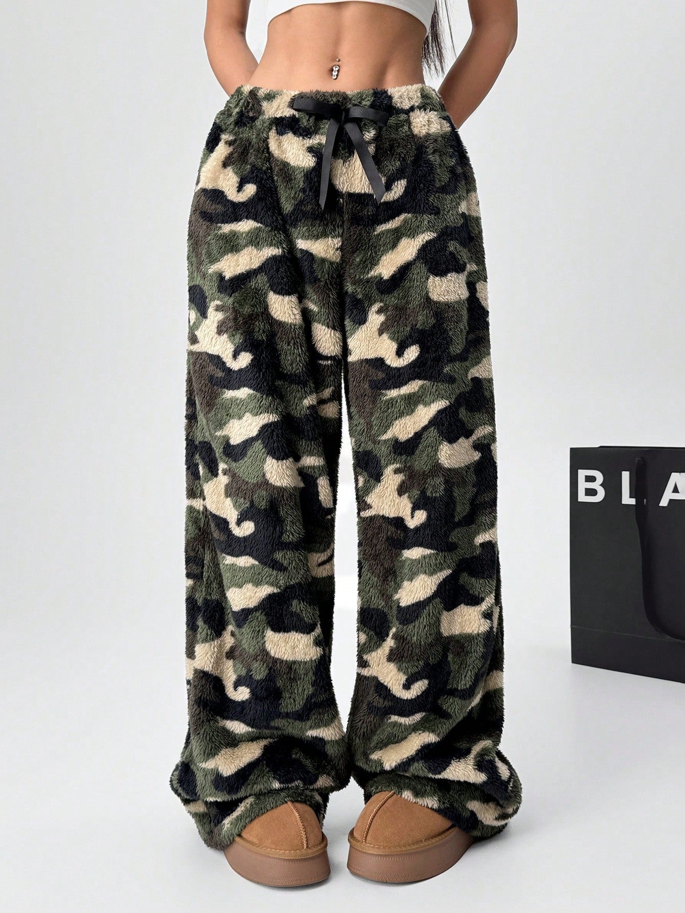 Women’s Camouflage Fuzzy Relaxed Drawstring Pants – Cozy Winter Streetwear Essential