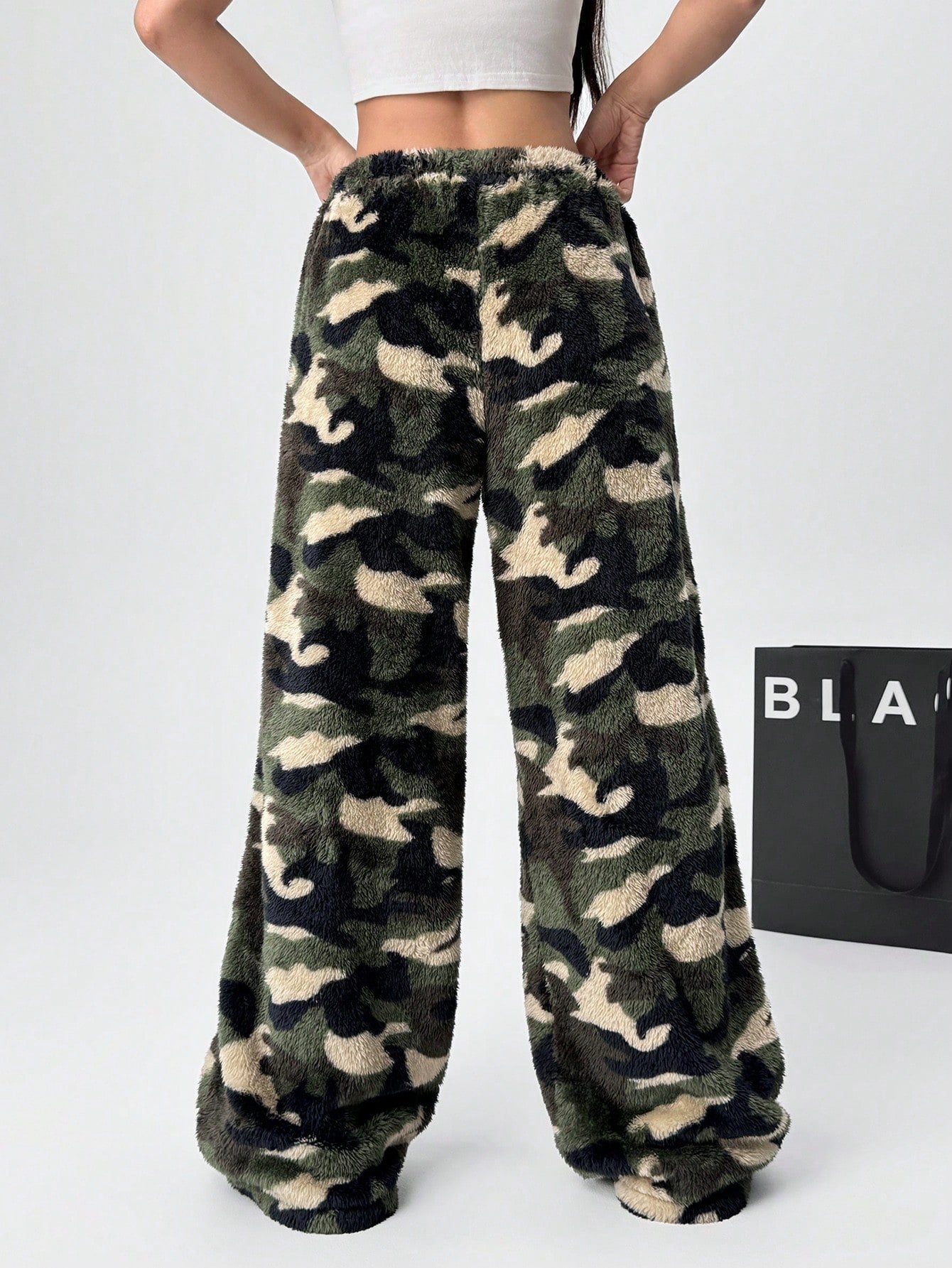 Women’s Camouflage Fuzzy Relaxed Drawstring Pants – Cozy Winter Streetwear Essential